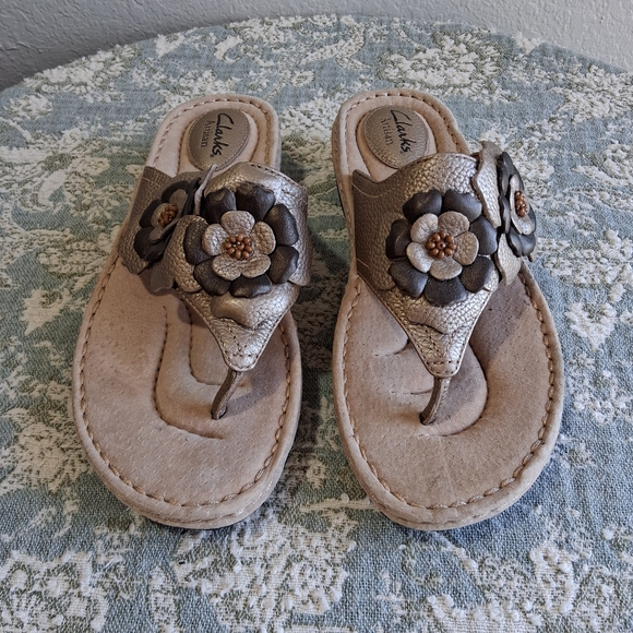 Clarks Artisan Floral Leather Wedge l Sandals Sz.8.5 Taupe Comfort Boho FP - Picture 4 of 17